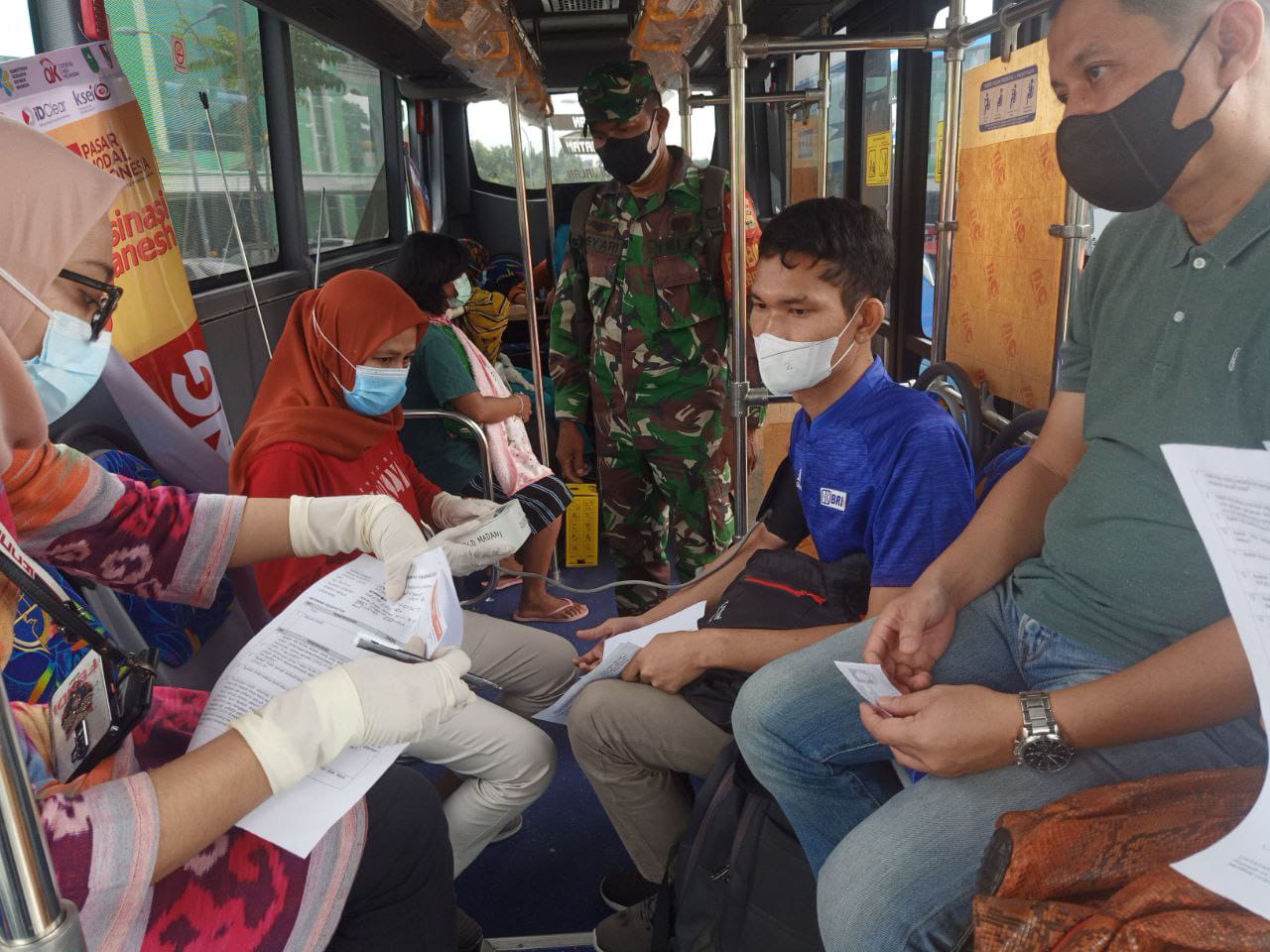 Pastikan Berjalan Lancar, Babinsa Kodim 0301/PBR Terus Kawal Pelaksanaan Vaksinasi di Halaman RSD Madani