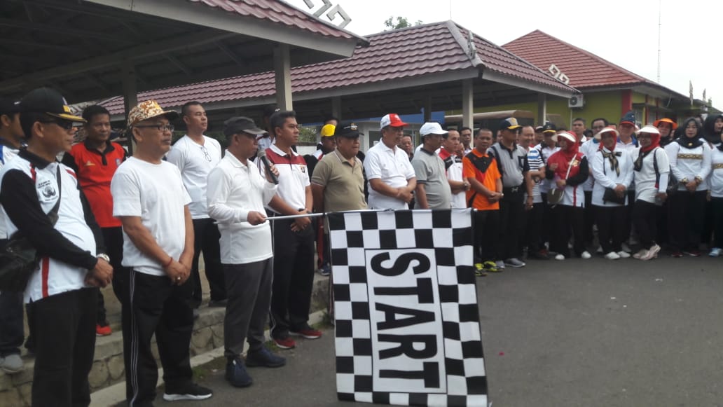 Sambut Hari Ibu, Polres dan Pemda Lampung Utara Gelar Jalan Sehat Keluarga