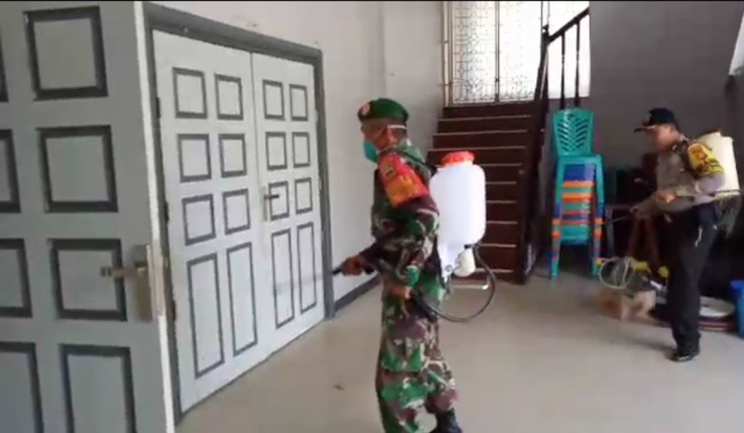 Cegah Penyebaran Covid-19, Babinsa Kodim 0301/Pekanbaru Bersama Bhabinkamtibmas Serta Lurah Simpang Empat Laksanakan Penyemprotan Disinfektan di Gereja GPIB Immanuel