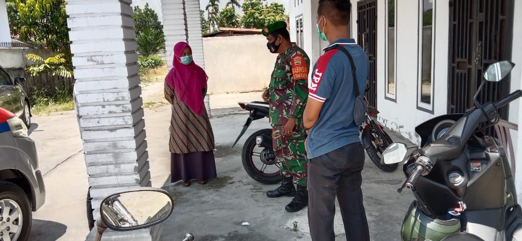 Babinsa Kodim 0301/PBR Laksanakan Sosialisasi PPKM Berskala Mikro Serta Patroli Cipta Kondisi Kamtibmas di Kelurahan Tuah Karya