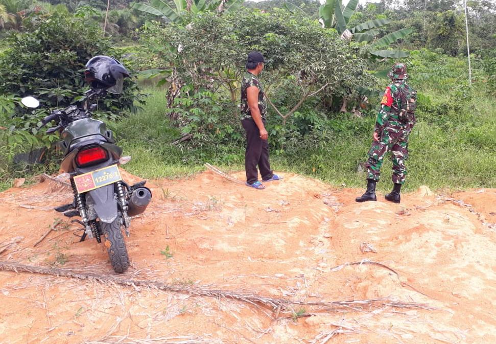 Antipasi Karhutla, Babinsa Kodim 0301/Pekanbaru Patroli di Wilayah Kelurahan Tebing Tinggi Okura