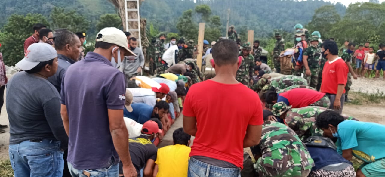 Bupati Taput Hadiri Peletakan Batu Pertama Jembatan Gantung Desa Parbubu Pea Karya Bakti TNI Kodim 0210/TU Tahun 2020