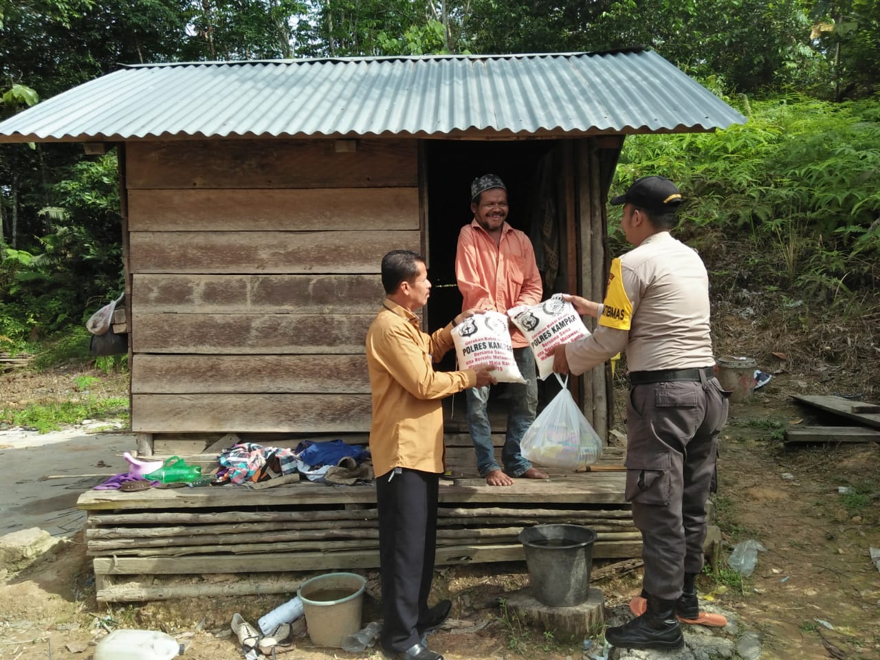 Kapolres Kampar Utus Bhabinkamtibmas Kirim Bantuan Untuk Pak Udin di Desa Sei Silam Kecamatan Kuok