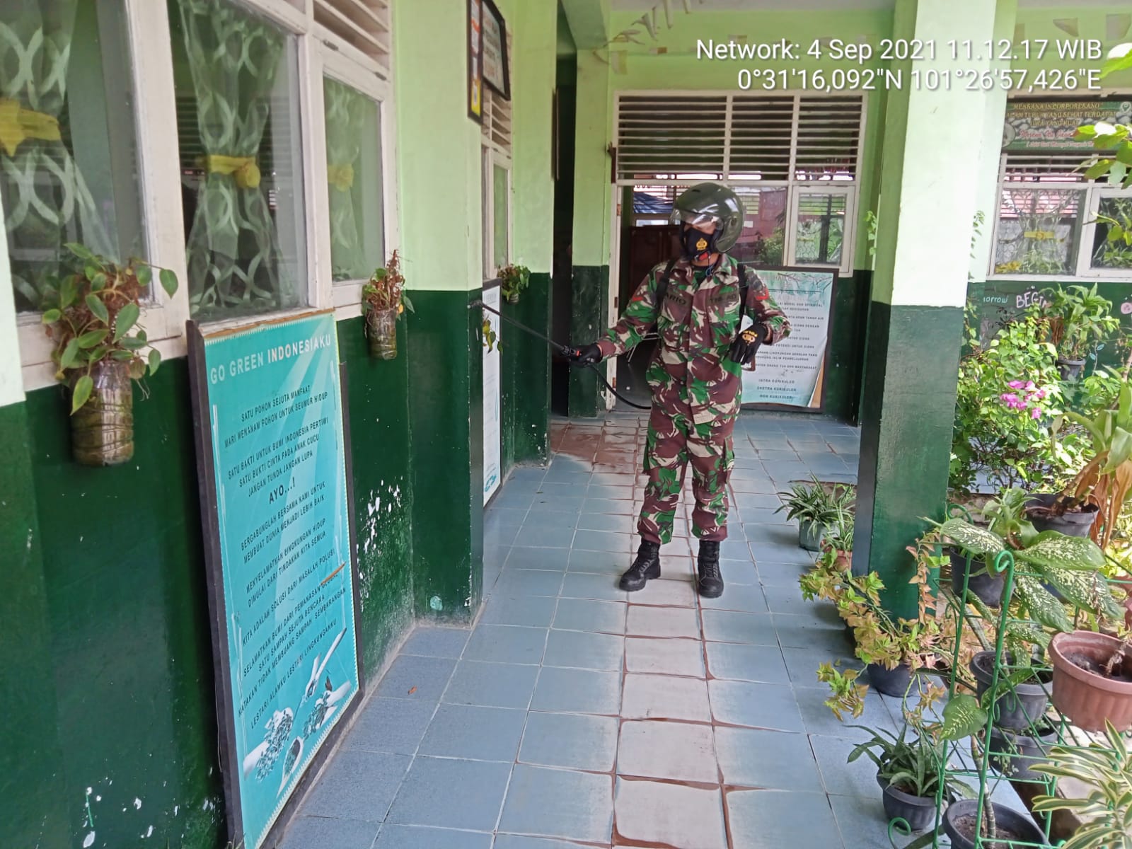 Jelang Pembelajaran Tatap Muka, Babinsa Kodim 0301/PBR Melakukan Penyemprotan Disinfektan di SD Negeri 71