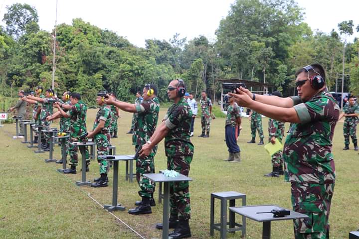 Danlanud RSN Uji Kemampuan Perwira Menembak