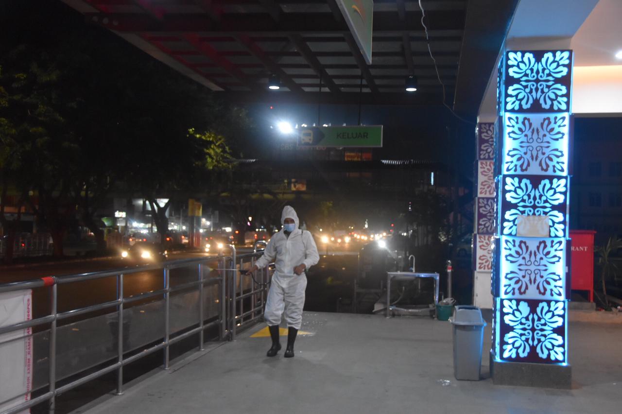 Cegah Penyebaran Covid-19 Jelang Hari Lebaran, Personil Satuan Brimob Polda Riau Penyemprotan Desinfektan Serentak Fasilitas Umum di Kota Pekanbaru
