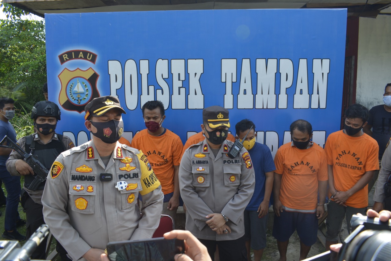 Kapolresta Pekanbaru Didampingi Kapolsek Tampan Gelar Konfrensi Pers Dalam Pengungkapan Home Industri Pembuatan Jamu Palsu Cap Tawon Klancen