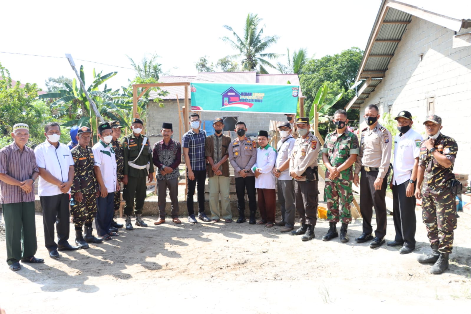 Peletakan Batu Pertama Rumah Suwono Di Kecamatan LBJ Program Bedah Rumah Presisi Indragiri Hulu (Bersih), Istrinya Sempat Pingsan