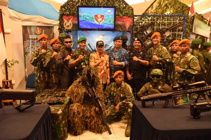Gubernur Riau Kunjungi Stand Pameran Alutsista TNI AU