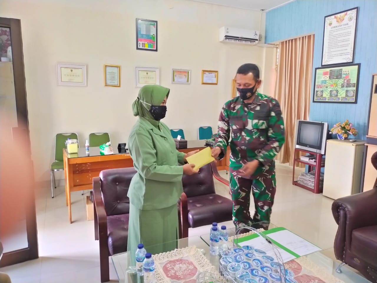 Dandim 0301/PBR Serahkan Bantuan (SSK) Dari Kodam I/BB Kepada Keluarga Ny Kurniawati