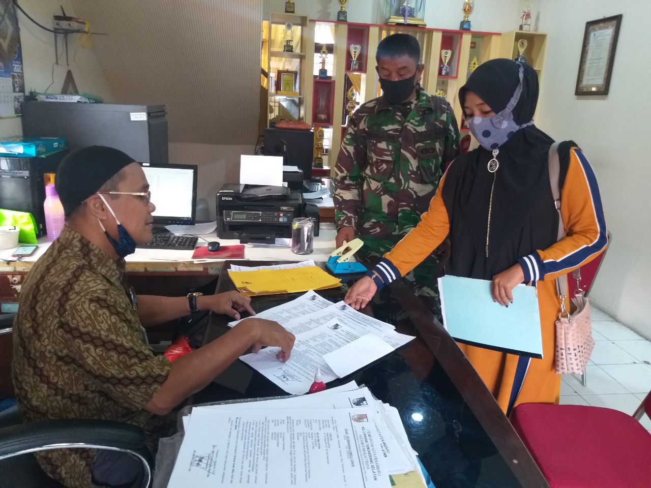 Babinsa Kodim 0301/PBR Terapkan Protokol Kesehatan Saat Kegiatan Pembagian Dana BST