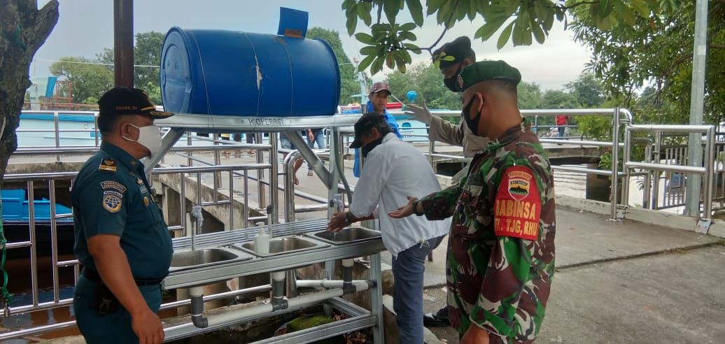 Guna Mencegah Covid-19, Petugas Gabungan Himbau Penumpang di Pelabuhan Sei Duku Patuhi Protokol Kesehatan