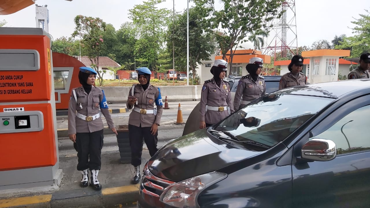 Teriknya Matahari Tidak Meluluhkan Semangat Polwan Polda Banten, Untuk Menciptakan Situasi Yang Aman dan Kondusif