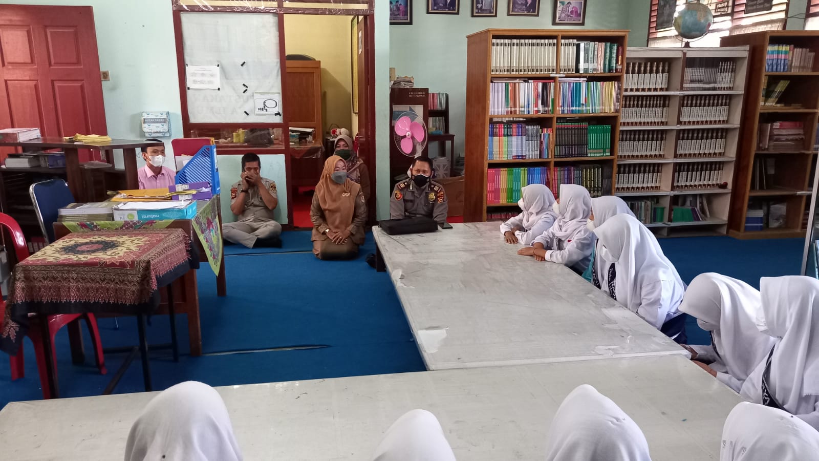 Tingkatkan Gemar Membaca, Kapolsek Limapuluh Kunjungi SMP Negeri 20 Kota Pekanbaru