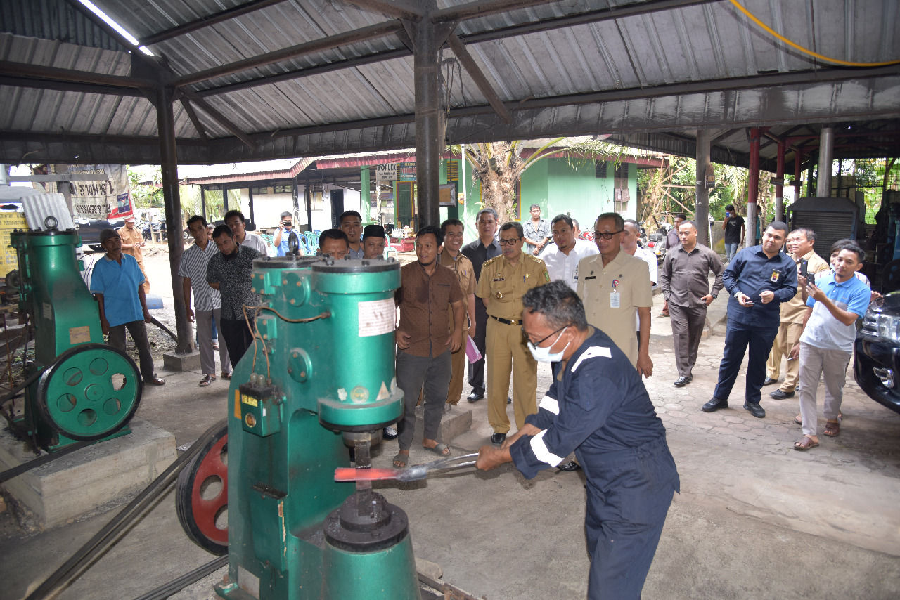 Sentral Industri Kecil dan Menengah Pandai Besi Rumbio Jaya Steel Naik Kelas
