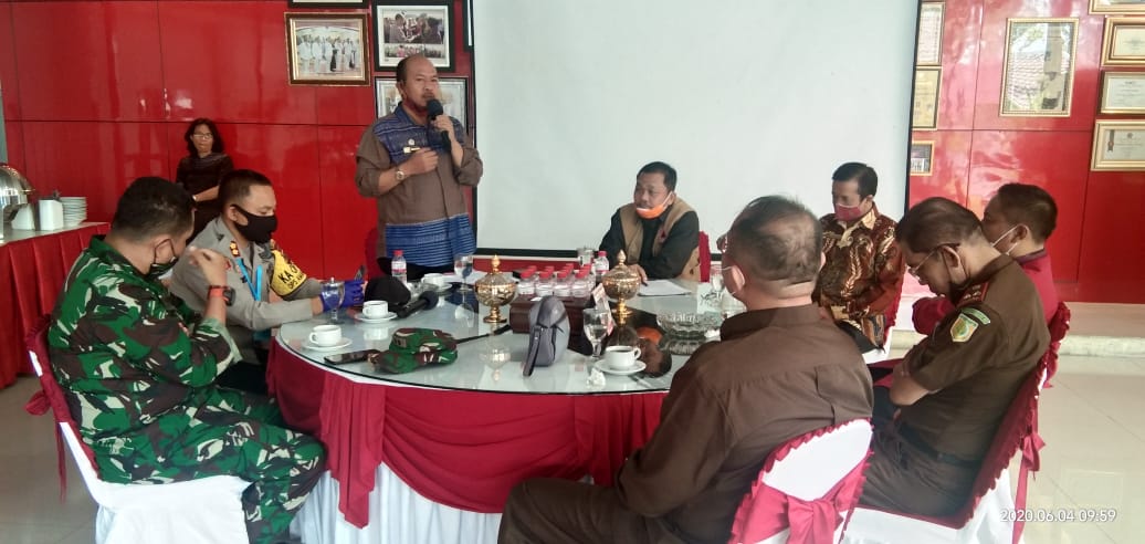 Bupati Taput Diskusi Penanganan Covid-19 dan Persiapan New Normal Dengan LO Gugus Tugas Pusat Mayjend Purnawirawan TNI Darlan Harahap