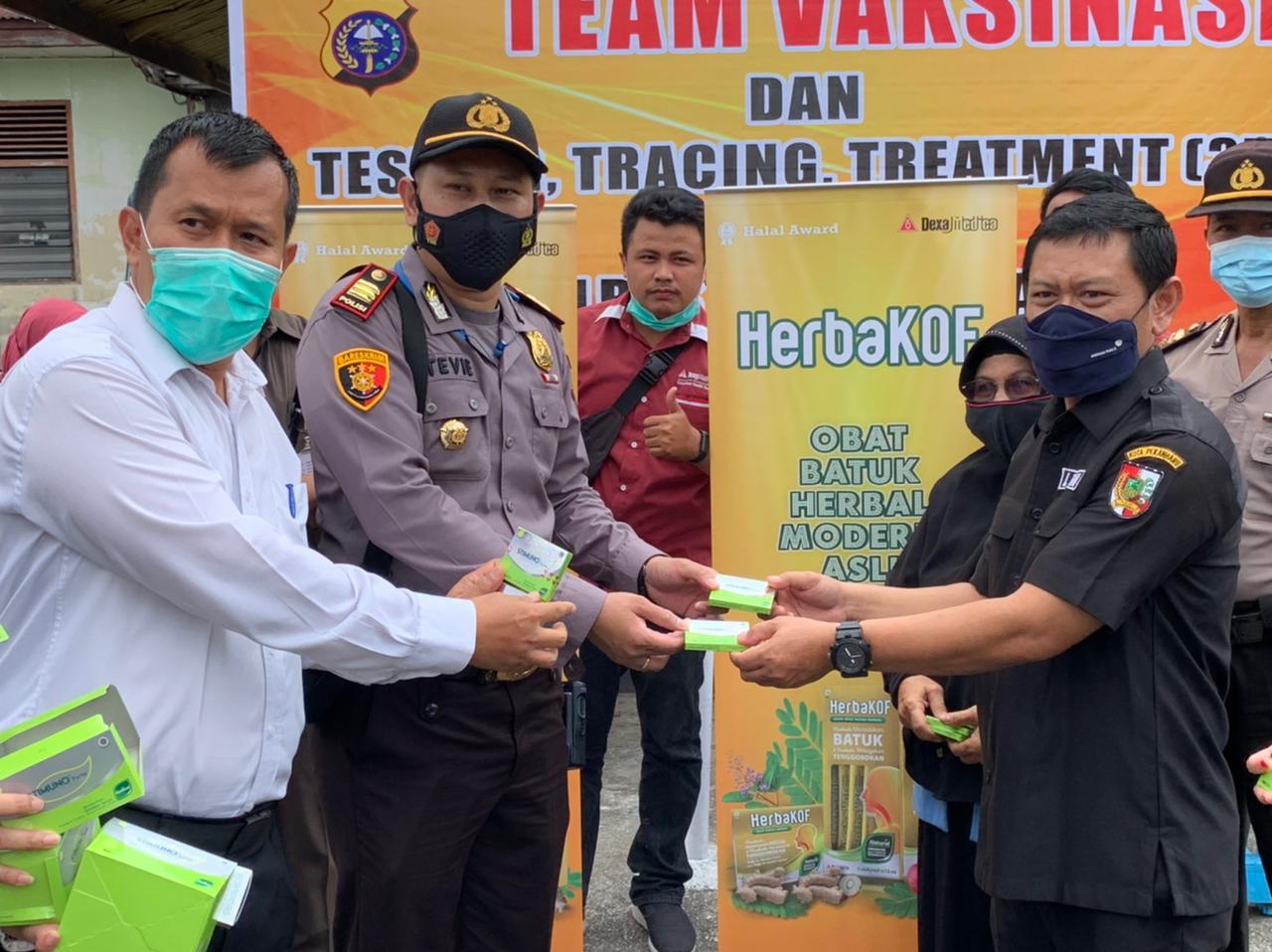 Tingkatkan Herd Immunity, Kapolsek Lima Puluh Bersama Dexa Medica Berikan Bantuan Multivitamin di Dua Kelurahan