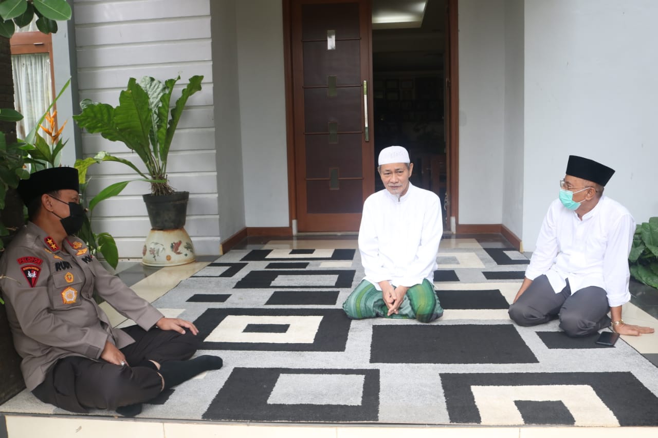 Sowan Sesepuh, Kapolda Banten Lesehan di Pesantren Ki Embay