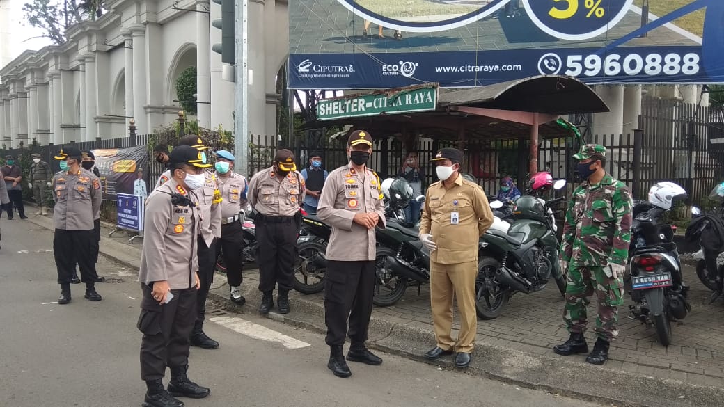 Kabidhumas Dampingi Wakapolda Banten Meninjau Pelaksanaan PSBB dan Posko Check Point Citra Raya Cikupa