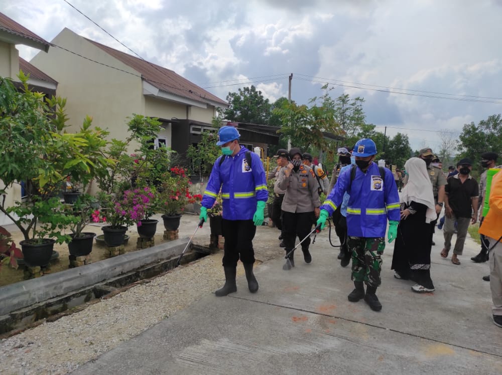 Dalam Hari Bhayangkara ke-74 Polresta Pekanbaru Laksanakan Penyemprotan Disinfektan Massal