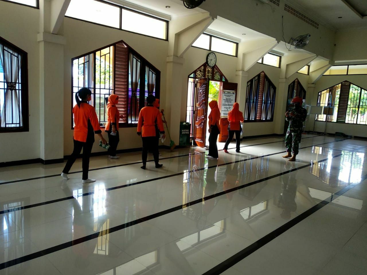 Dalam Rangka HUT Korpaskhas Ke-73, Babinsa Kodim 0301/PBR Bersama Warga Kelurahan Sidomulyo Laksanakan Karya Bhakti Di Rumah Ibadah