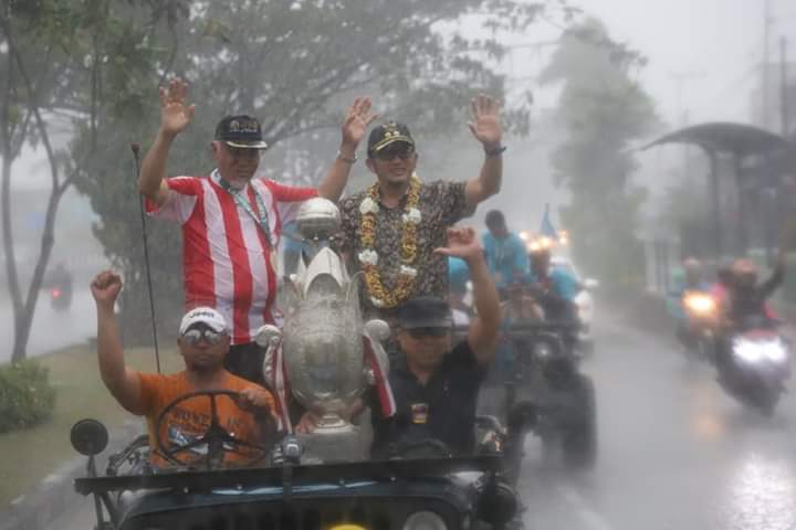 Lewati Hujan Deras Wako Mahyeldi dan Wawako Hendri Tetap Arak Piala Soeratin U-15 Keliling Kota Padang