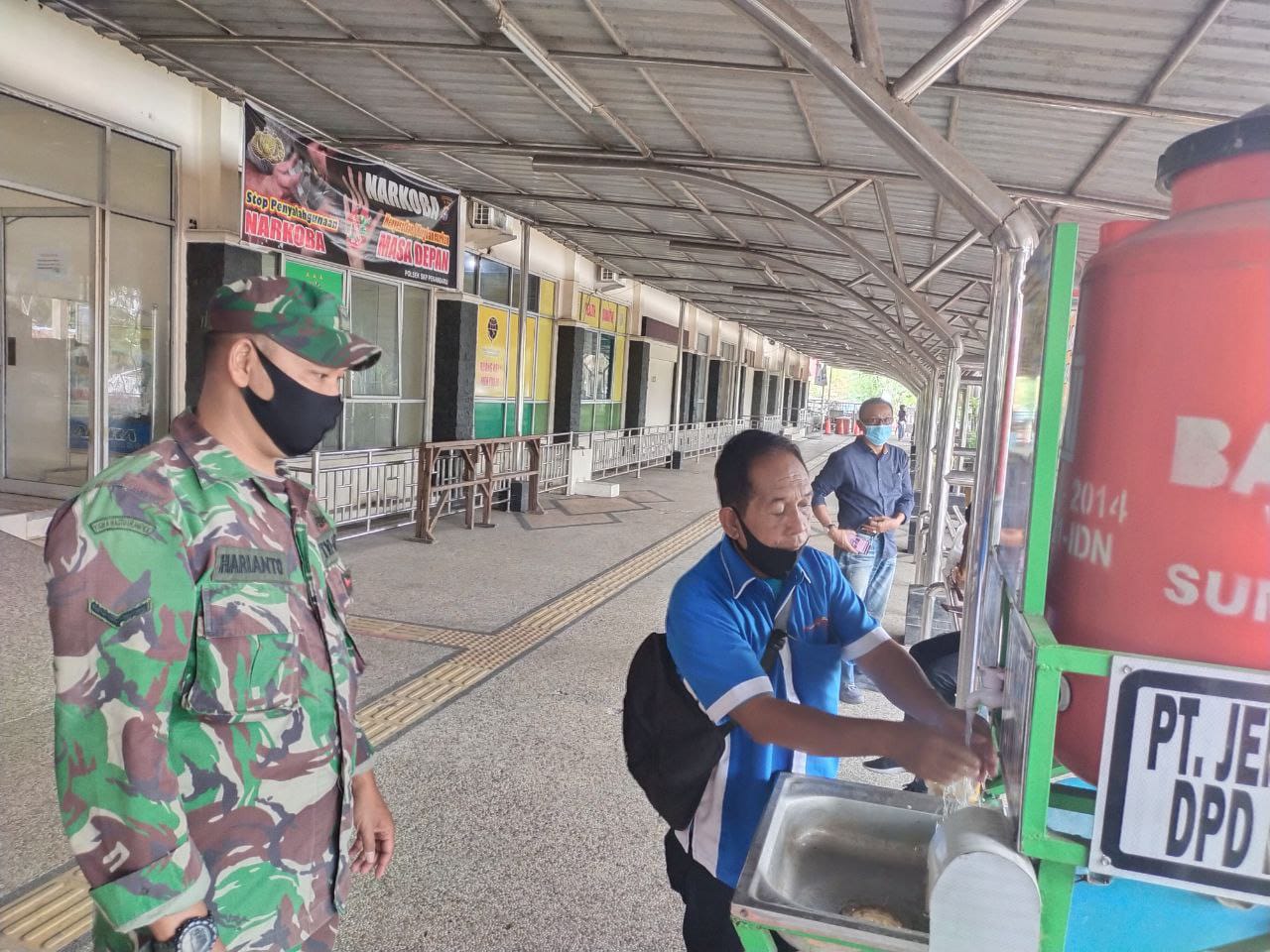 Babinsa Kodim 0301/Pekanbaru Terus Lakukan Pendisiplinan Protokol Kesehatan Kepada Penumpang di Pelabuhan Sei Duku