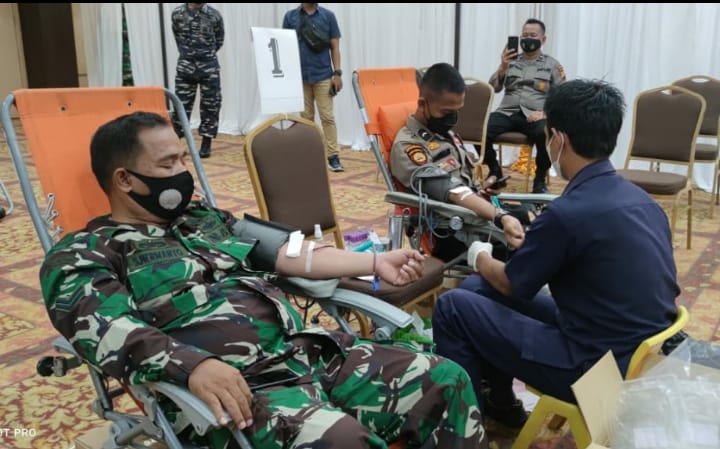 Sambut HUT TNI Ke-76, Personel Kodim 0301/PBR Ikuti Kegiatan Baksos Donor Darah