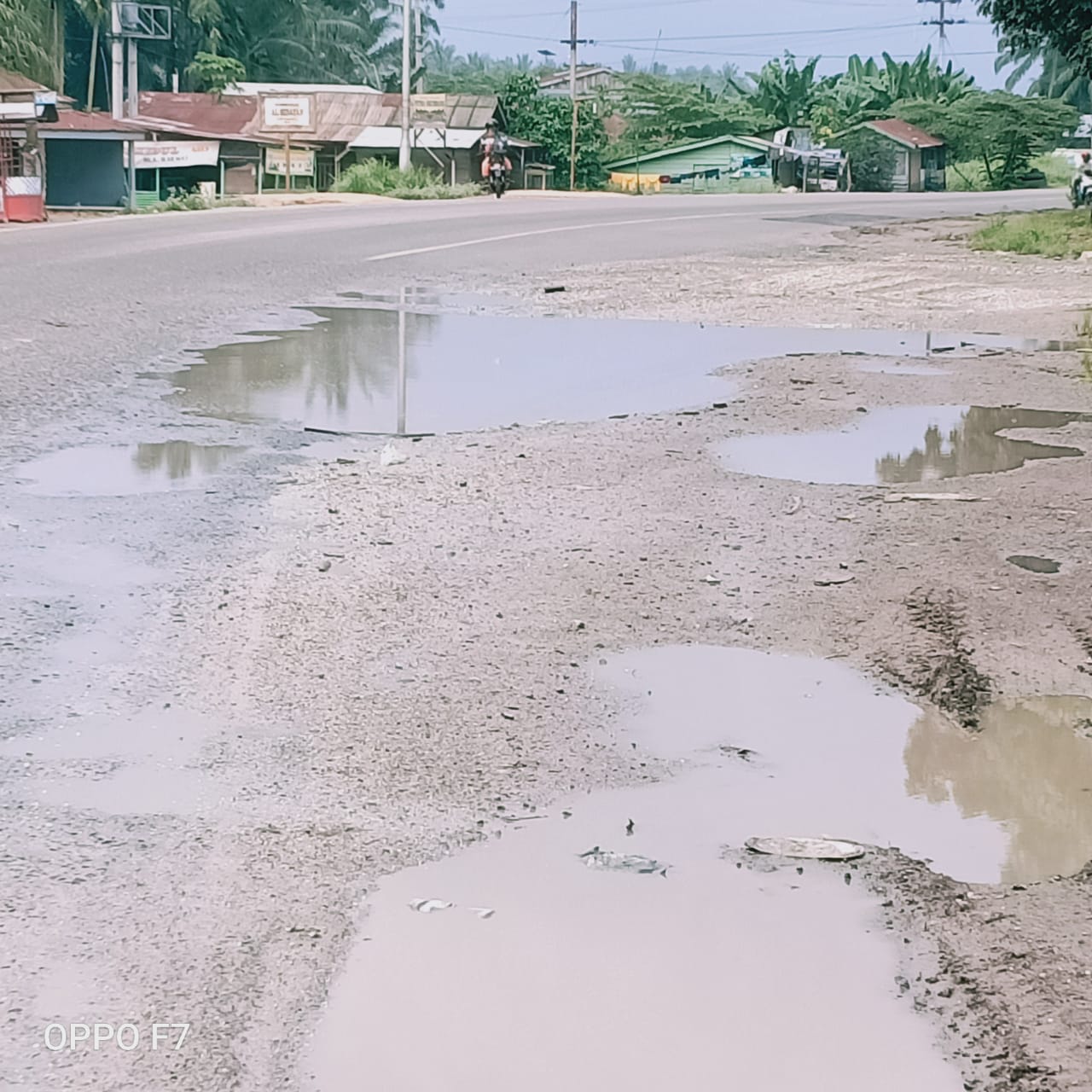 Warga Dusun Mutiara Rohil Berharap Jalan Rusak Didepan PT Adhikarya Diperbaiki