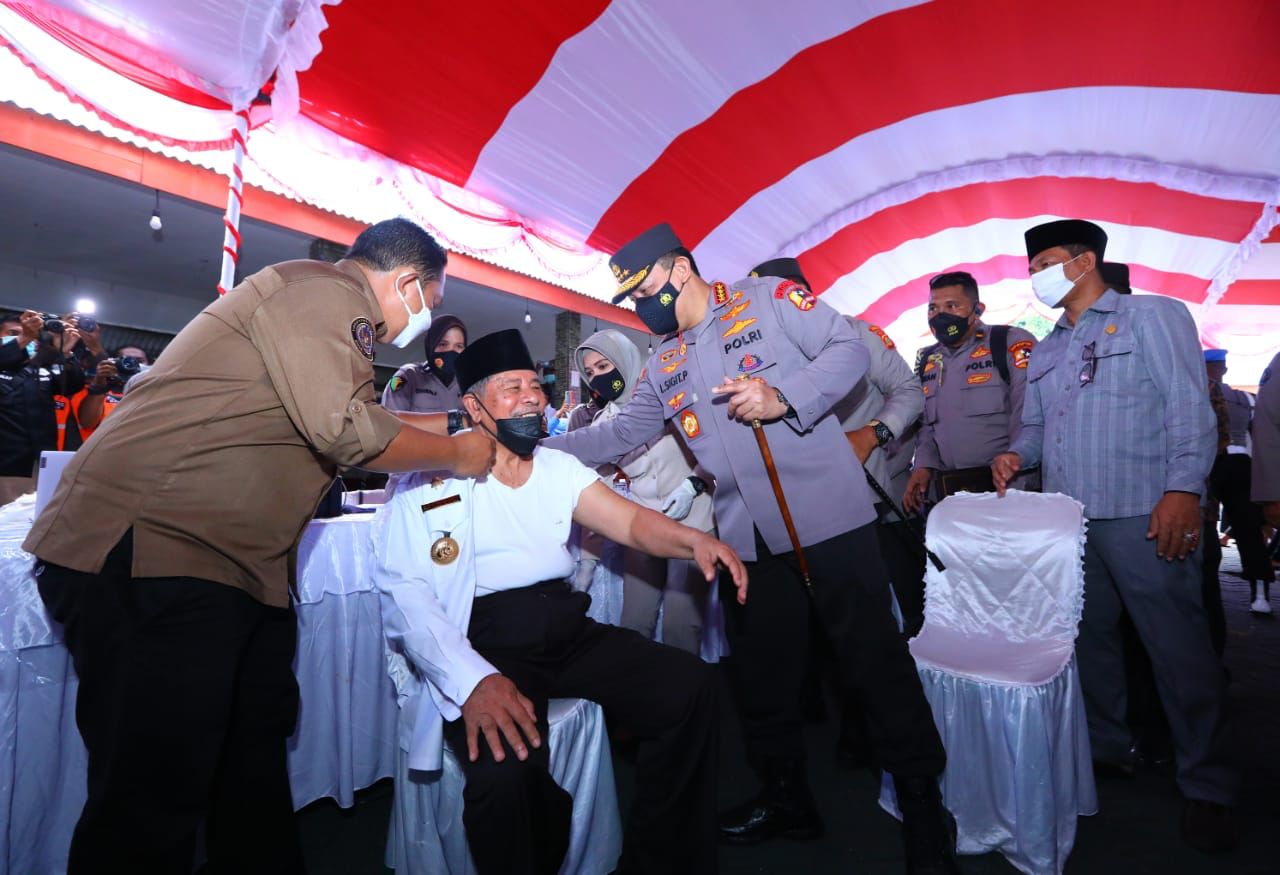 Tinjau Pelaksanaan Vaksinasi Se-Indonesia, Kapolri Saksikan Gubernur Maluku Utara Divaksin