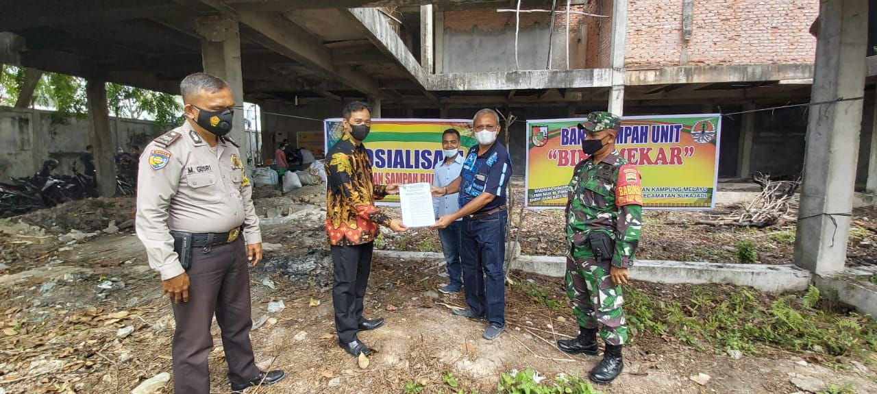 Babinsa Kodim 0301/PBR Hadiri Kegiatan Peresmian dan Pembentukan Bank Sampah Bina Mekar di Kelurahan Kampung Melayu