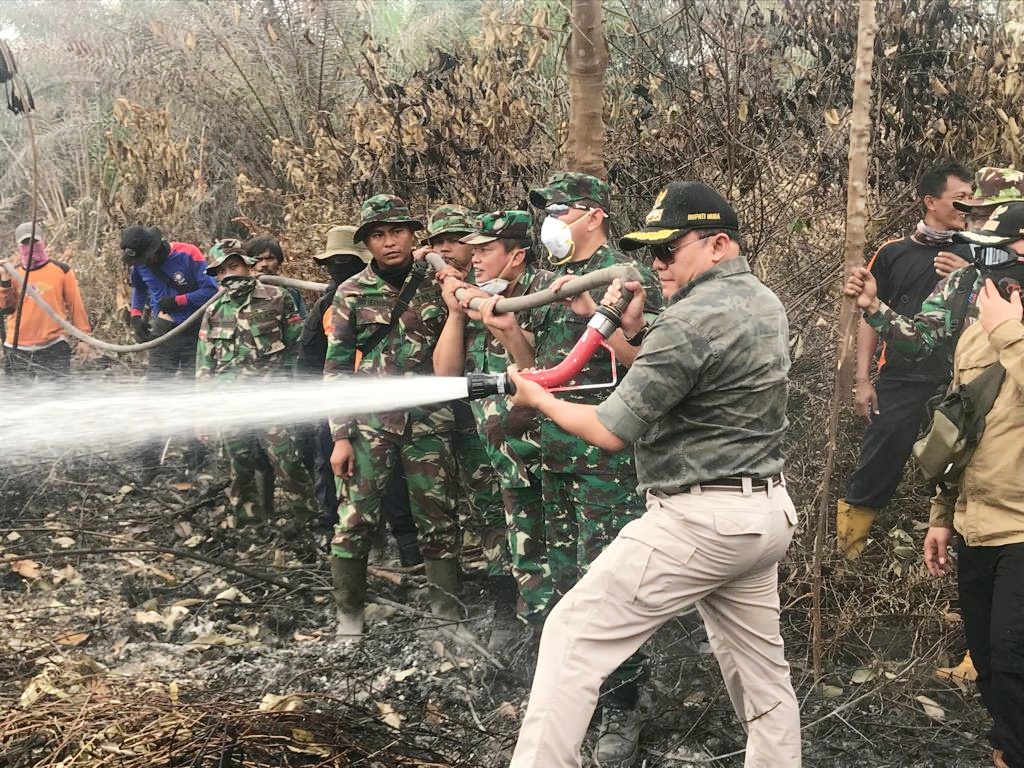Ikut Padamkan Api, Bupati Muba Dodi Reza  bersama Kasdam II/SWJ Jalan Kaki Hingga 1 Kilometer