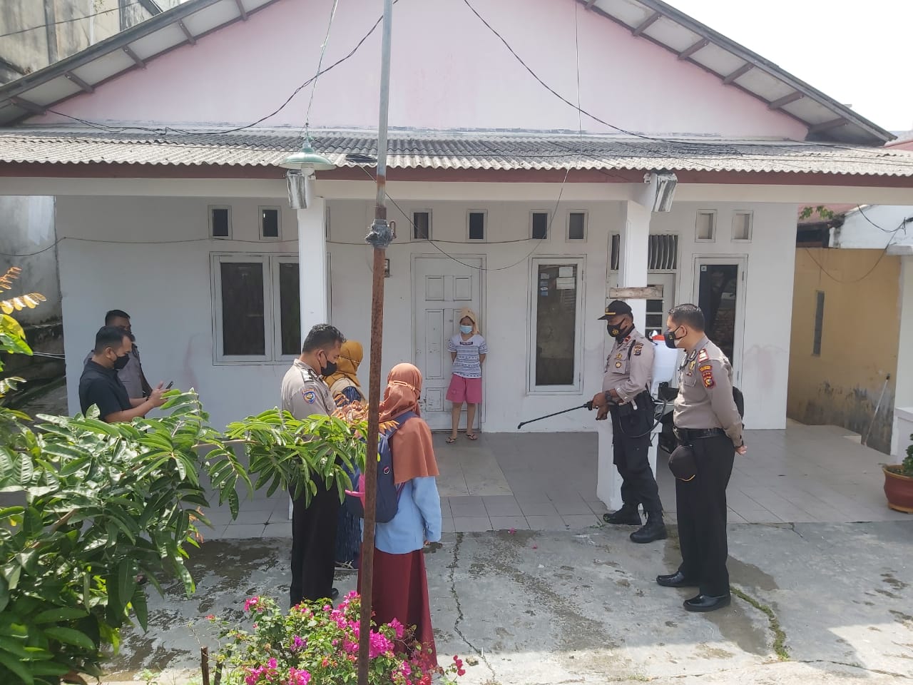 Polsek Limapuluh Lakukan Penyemprotan Disinfektan Di Rumah Warga Suspek Covid-19