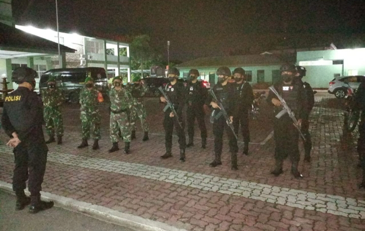 Sinergitas TNI-Polri, Kodim 0301/Pekanbaru Gelar Patroli Gabungan Sampaikan Himbauan Prokes Malam