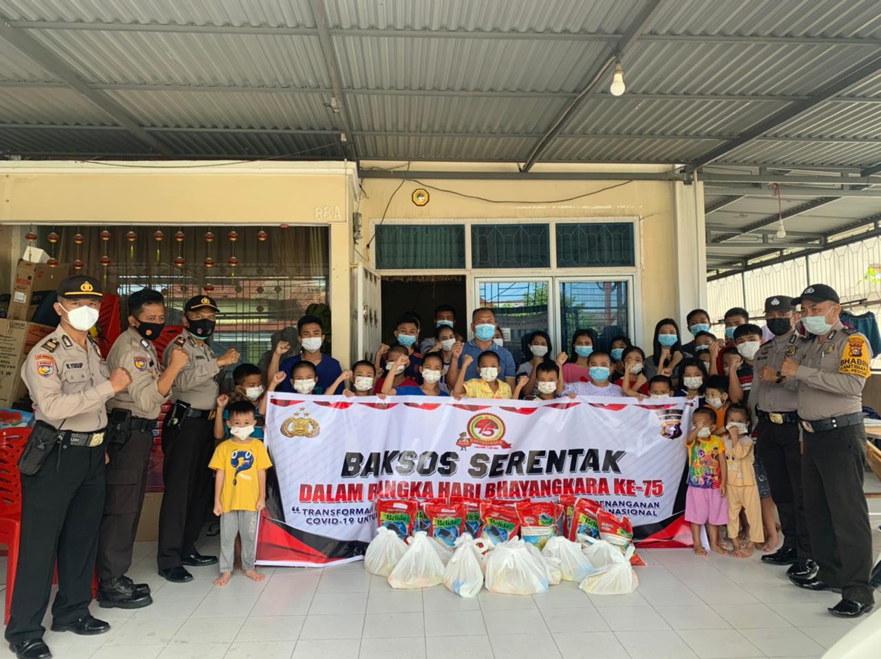 Sambut HUT Bhayangkara Ke-75, Polsek Limapuluh Sambangi Panti Asuhan dan Bagikan Sembako
