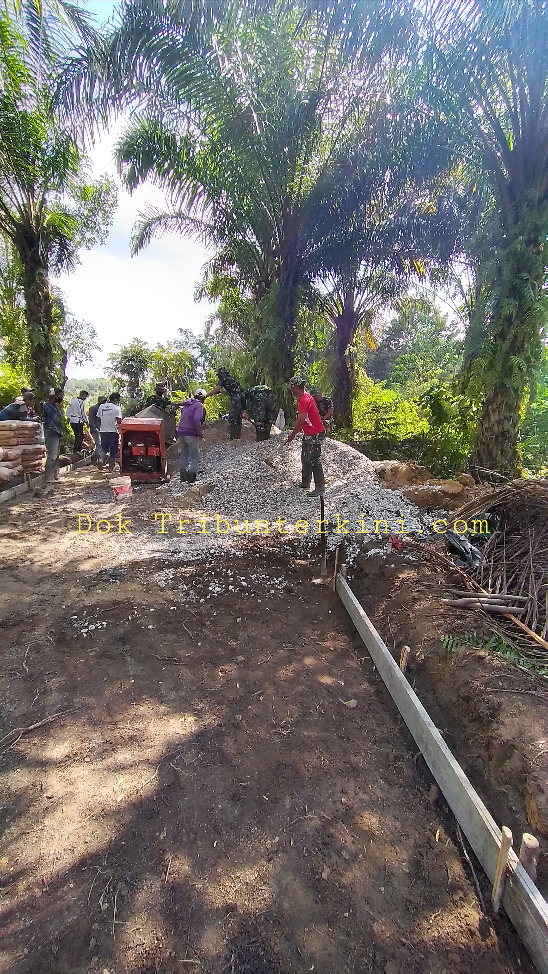 Danki Satgas TMMD Pimpin Langsung Dalam Pekerjaan Pengecoran Semenisasi Sasaran 4