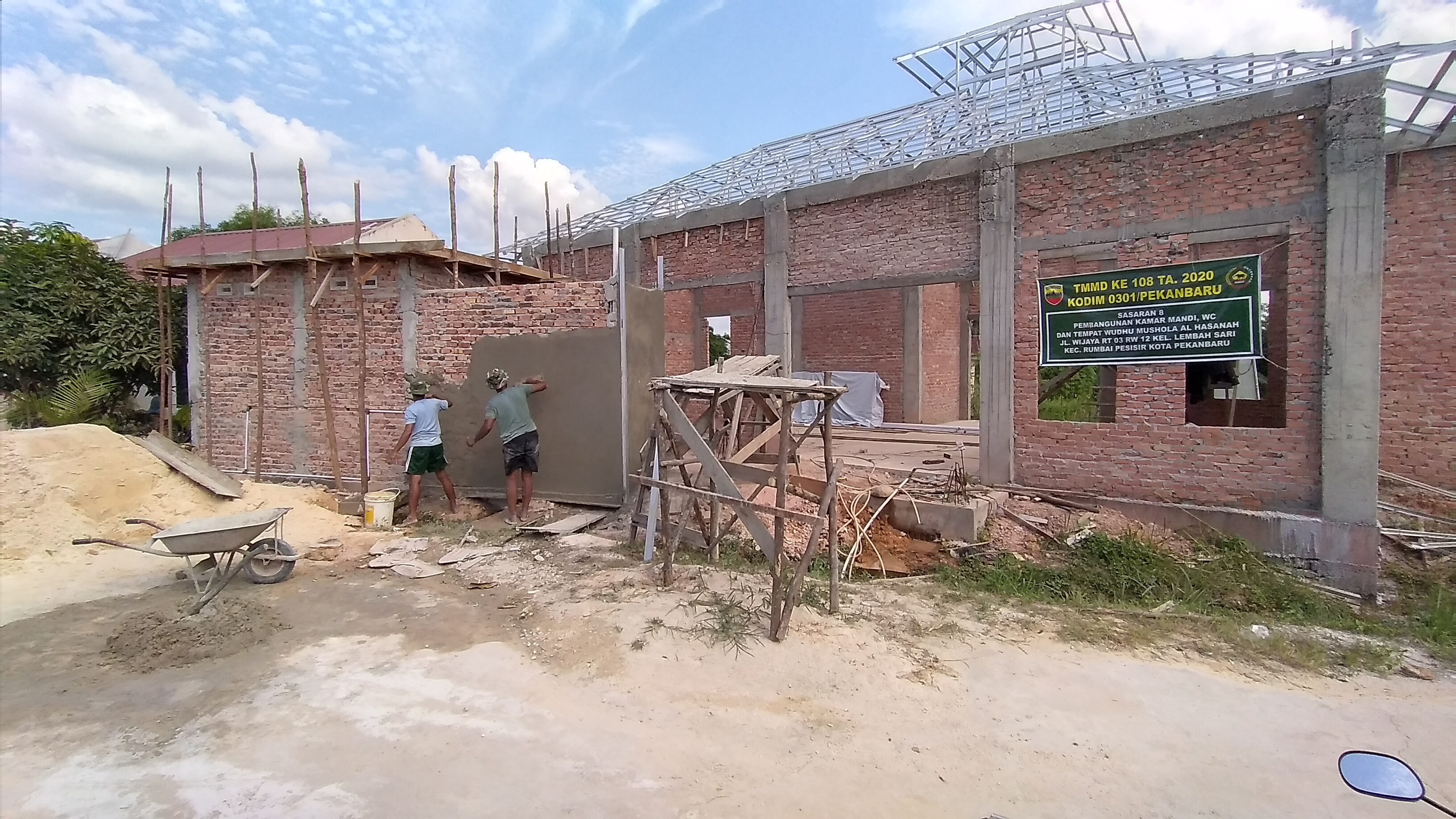 Personil Satgas TMMD dan Warga Terus Menyelesaikan Pekerjaan di Mushola Al-Hasanah Kelurahan Lembah Sari