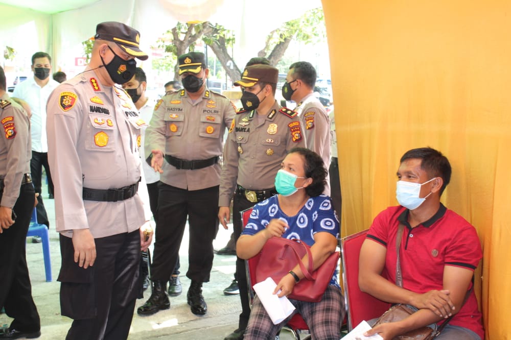 Kapolresta Pekanbaru Kunjungi Pelaksanaan Vaksinasi Covid-19 di Polsek Senapelan