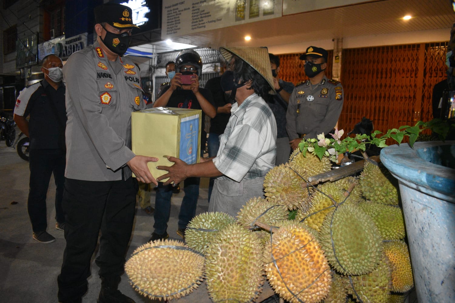 Polresta Pekanbaru Laksanakan Patroli Skala Besar Serta Bagikan Bantuan Sosial Untuk Masyarakat Terdampak Covid-19