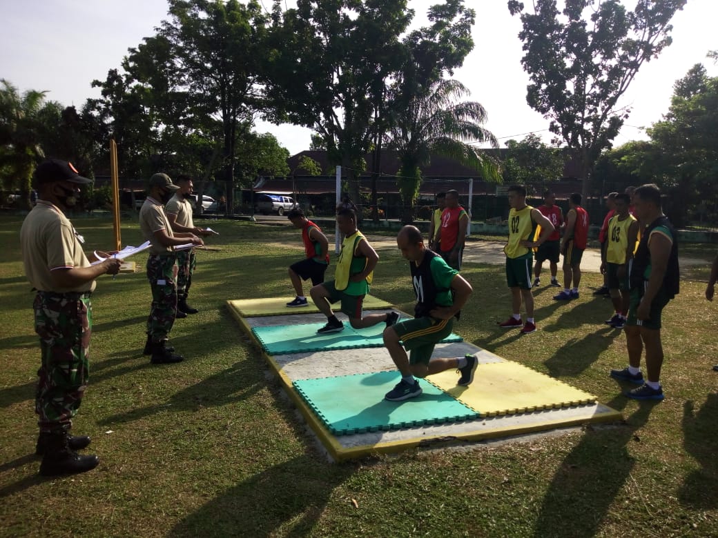 Personil Kodim 0301/PBR Laksanakan Tes Kesegaran Jasmani Periodik Semester I TA 2021 di Lapangan Asmara Pancasila