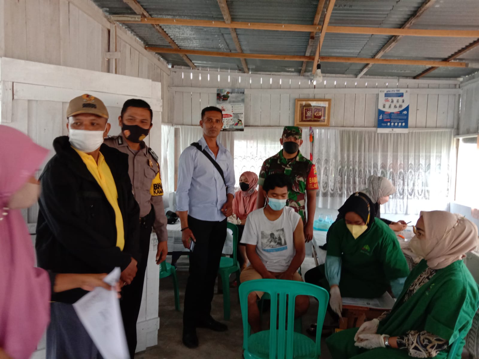 Babinsa Kodim 0301/PBR Monitor Pelaksanaan Vaksinasi di Kantor Lurah