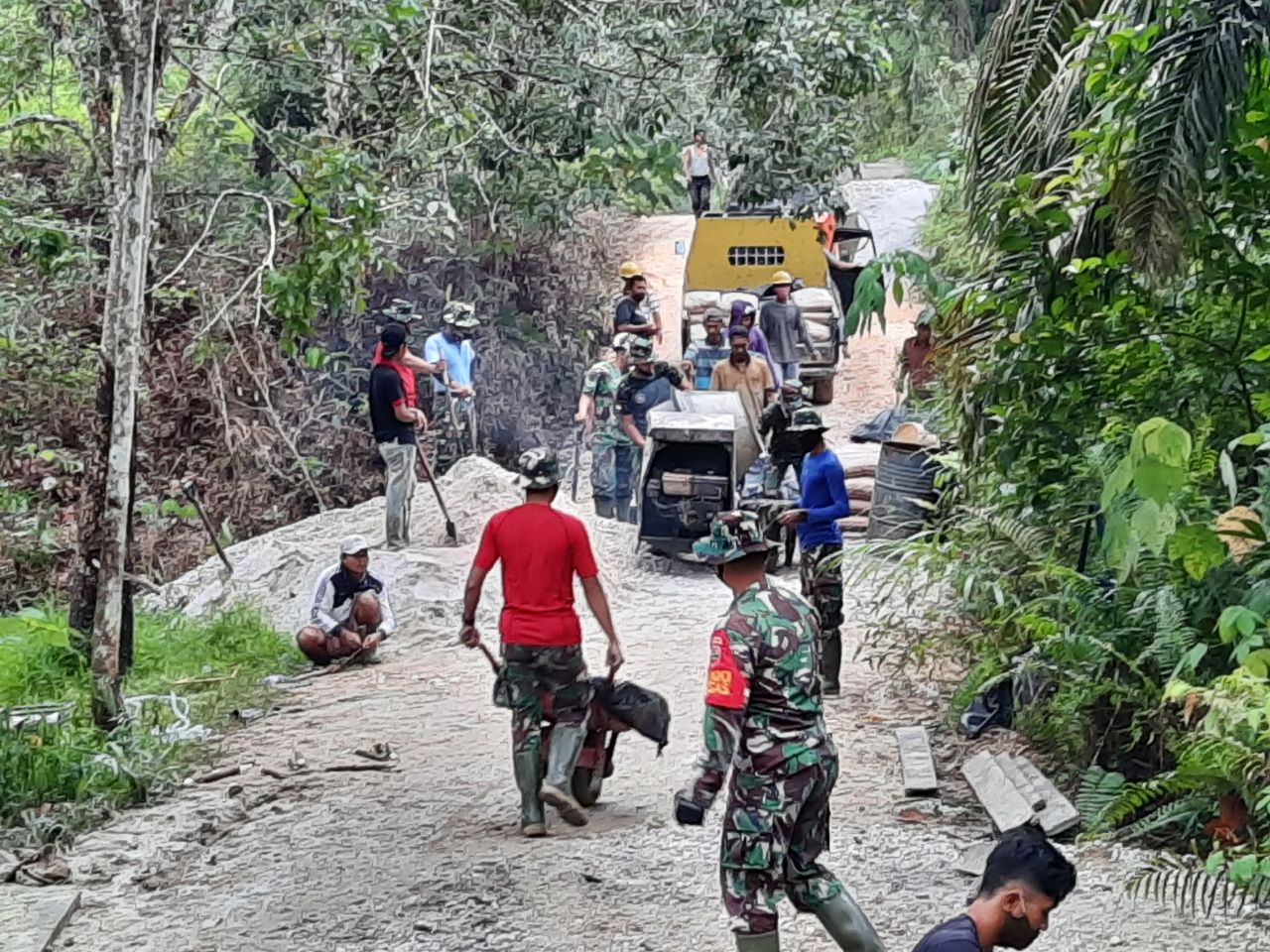 Danki Satgas TMMD Ke-108 Kodim 0301/PBR Terus Memberikan Semangat Kepada Personil Untuk Menyelesaikan Pekerjaan di Sasaran 3