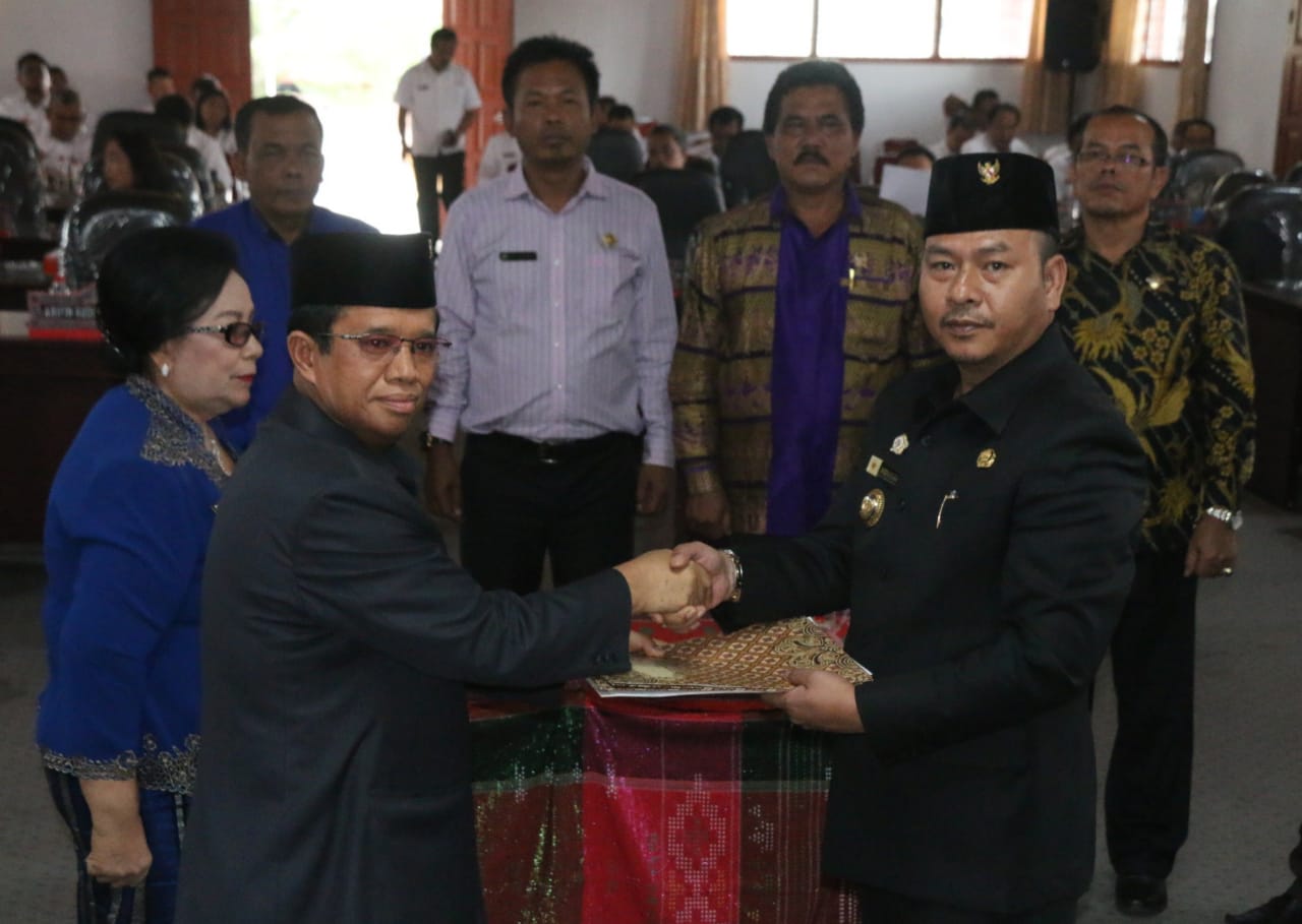 Bupati Taput dan DPRD Tandatangani Persetujuan Bersama Atas Ranperda KTR dan Ranperda RIPP