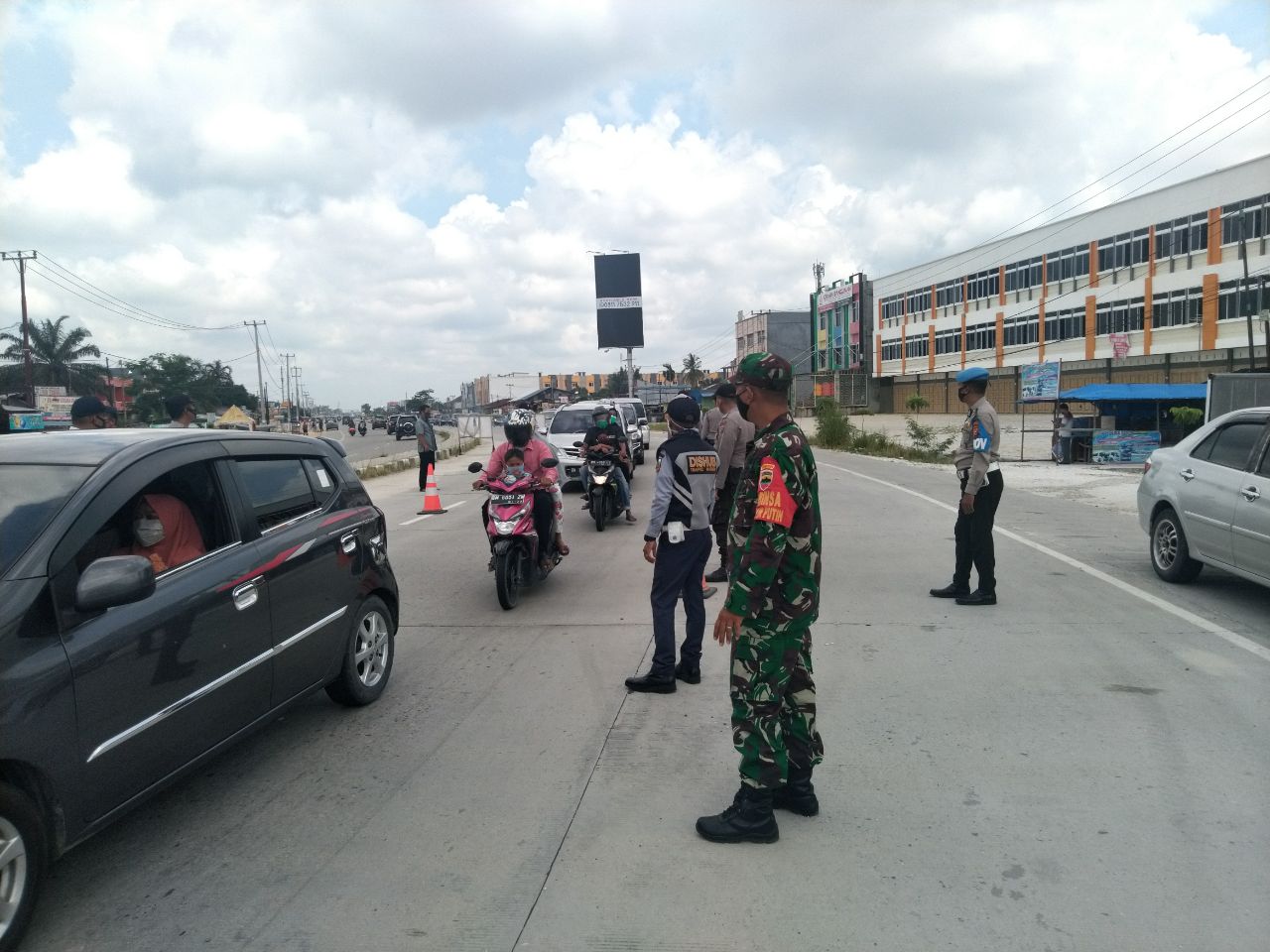 Anggota Koramil 06/SKJ Kodim 0301/Pekanbaru Laksanakan Giat PSBB di Pos Perbatasan