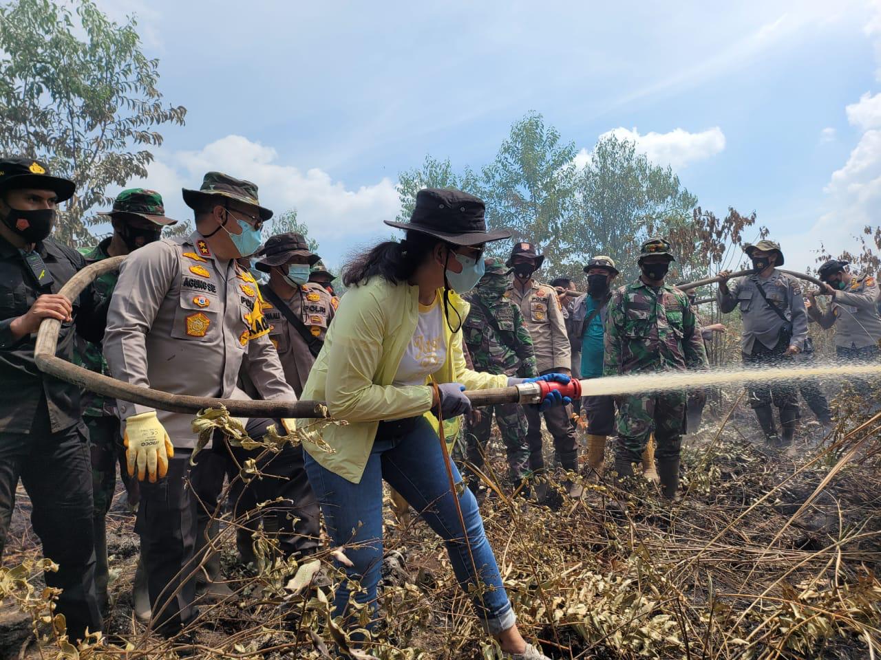 Berikan Motivasi, Kapolda Riau dan Istri Ikut Berjibaku Padamkan Karhutla Di Tanjung Kapal - Rupat Bengkalis