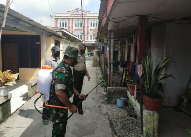 Memutus Mata Rantai Covid-19, Babinsa Kodim 0301/PBR Laksanakan Penyemprotan Disinfektan