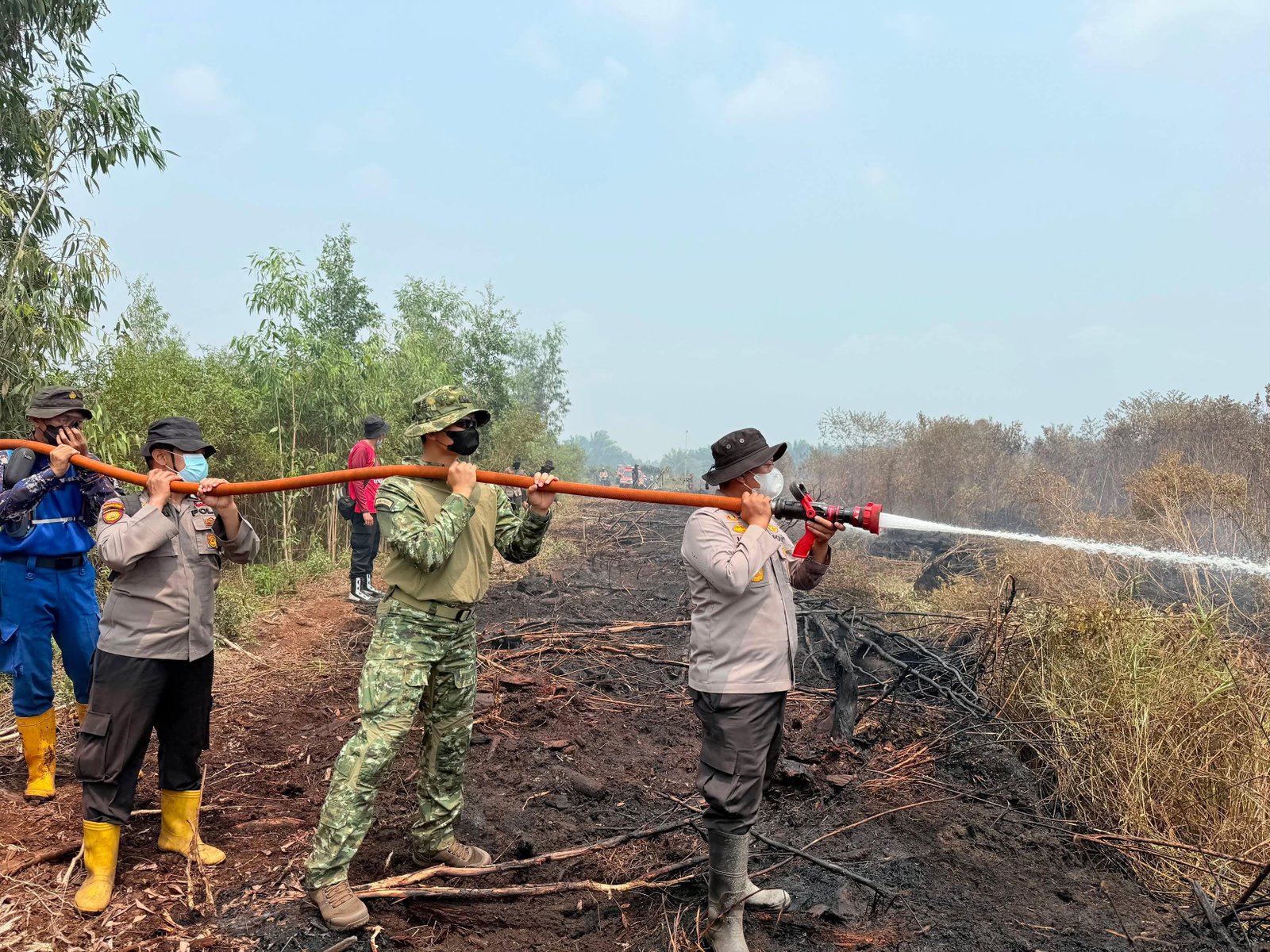 Kapolres Pelalawan Pimpin Langsung Pemadaman Karhutla Di Desa Rantau Baru, Api Berhasil Dijinakkan