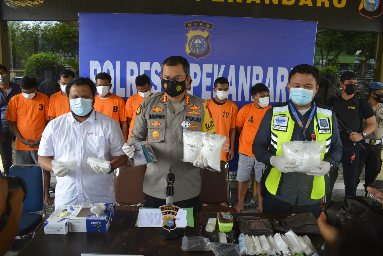 Satres Narkoba Polresta Pekanbaru Amankan 8 Tersangka Sindikat Narkoba Jaringan Malaysia, Barang Bukti 4 Kg Sabu Disita