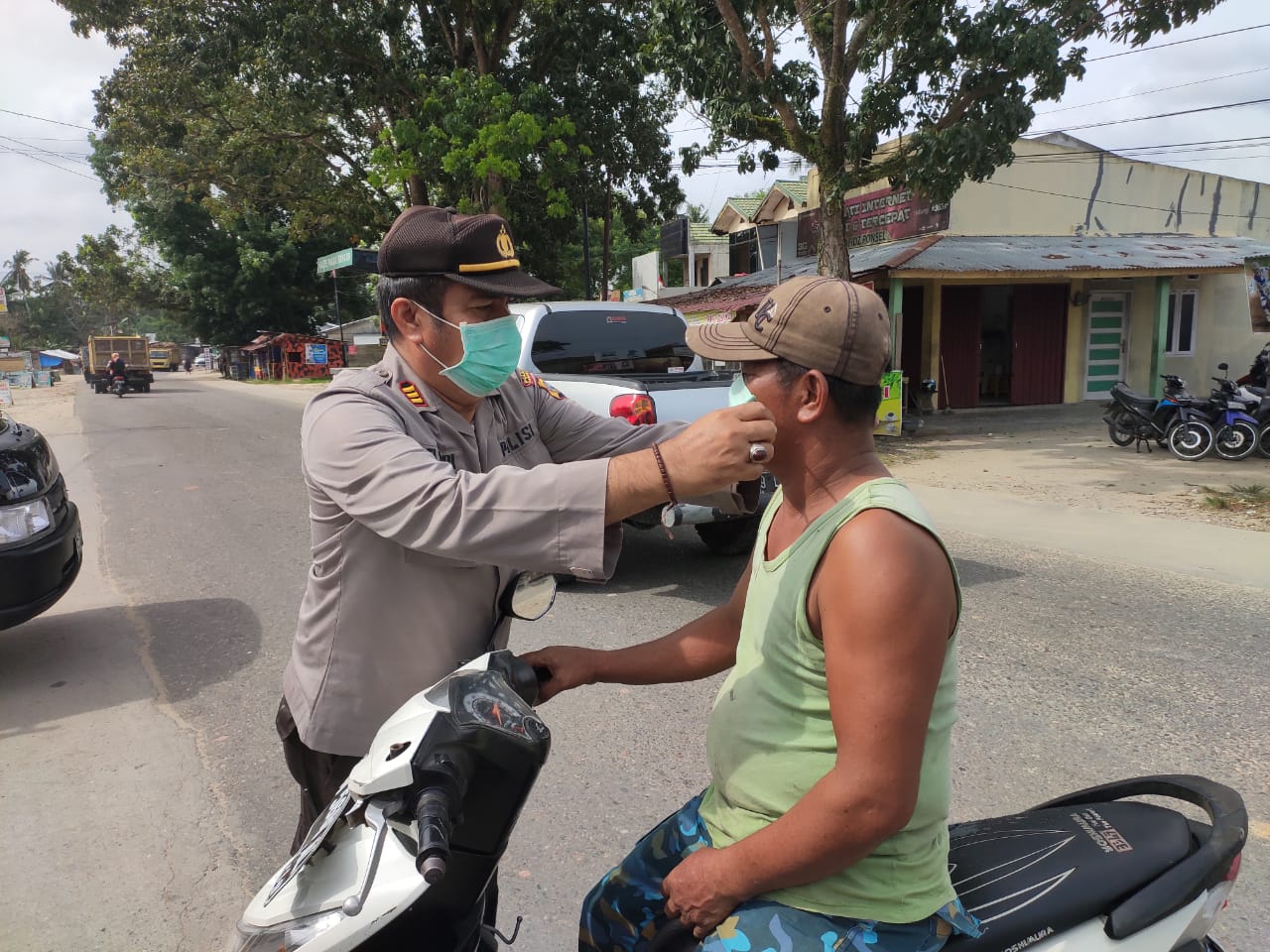 Polsek Tenayan Raya Bagikan Masker Gratis Kepada Pengunjung dan Pedagang Pasar Tangor Tradisional