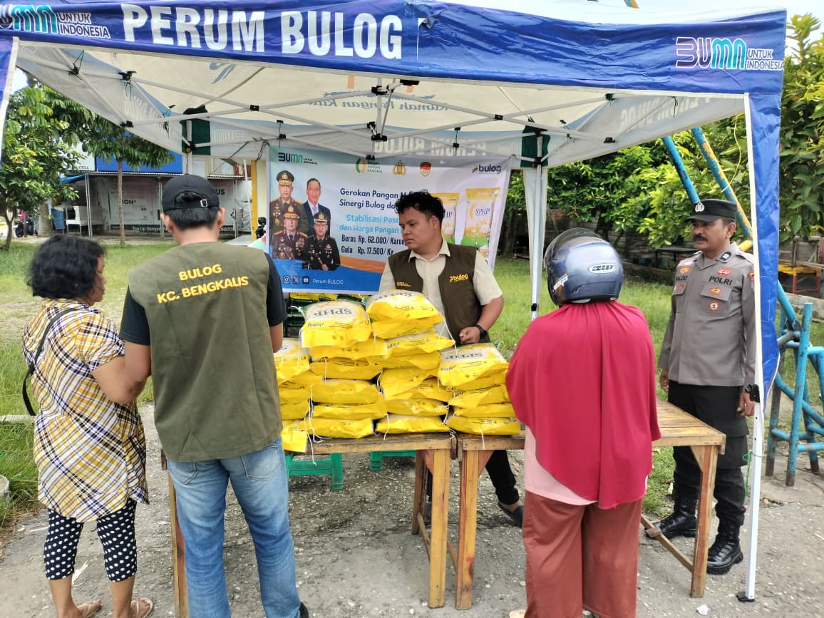 Stabilkan Harga, Polsek Tualang dan Bulog Salurkan Pangan Murah